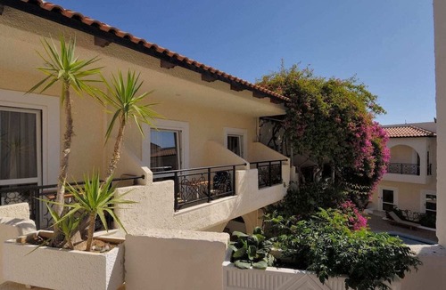 Kokinos Pirgos Hotel | Little Inn