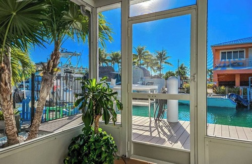 Little Venice House | Little Key Lime 2 bedroom 1 bath Conch house with 2 kayaks, 3 bikes, 51 Ft of Dockage