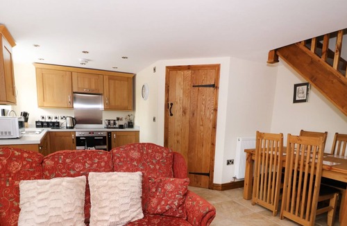 Welshpool Cottage | LITTLE MILL, romantic, with hot tub in Llanfair Caereinion