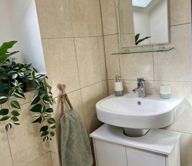 East Hagbourne House | Little Olive - Beautiful 1 Bed House with Garden
