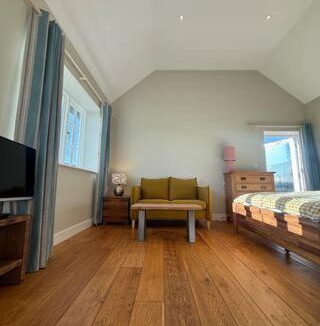 Stratfield Mortimer Bed & Breakfast | Little Park Farm Queen Anne Farmhouse & Apartments
