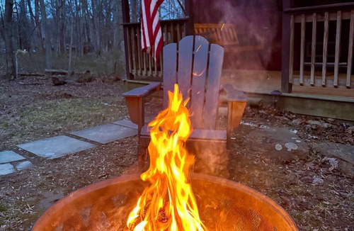 Berkeley Springs Cabin | Little Red Cabin in Coolfont Mountainside Community, Berkeley Springs, WV
