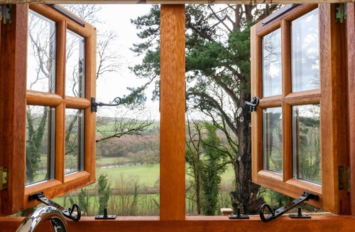 Umberleigh Cottage | LITTLE SILVER LEAF, romantic, with hot tub in High Bickington