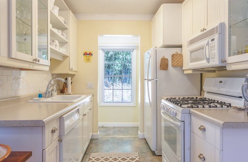 Douglas House | Little Stuga - Cute cottage - minutes from downtown and Oval Beach!