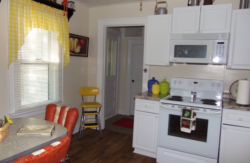 Williamstown Cottage | Little White Cottage-Country Setting In Town Just 5 minutes to The Ark Encounter