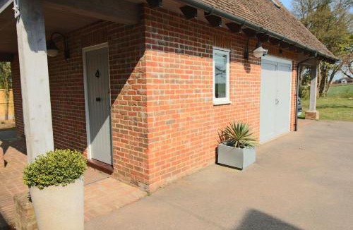 Stuppington House | Little Wisteria - Countryside views, Parking and Superking Bed