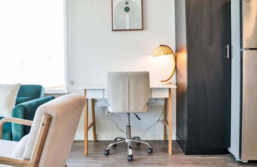 Pioneer Square Apartment | Live & Work! | Waterfront views + Prime DT | Fast Wi-fi