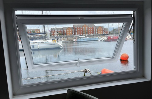 Liverpool Boat Rental | Liverpool Waterfront Stay excellent location onsite parking