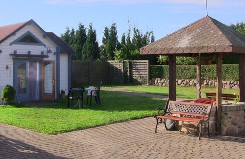 Lancken-Granitz Apartment | Living under "thatch" Family-friendly, dogs allowed, garden+large open space