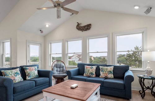 Corolla House | Living Water: Located near the 4th fairway in the beautiful gated golf course co