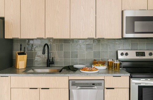 West Loop Gate Apartment | LIVN West Loop Chicago King Studio