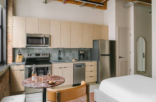 West Loop Gate Apartment | LIVN West Loop Chicago Queen Superior Studio