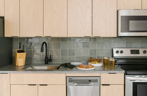 West Loop Gate Apartment | LIVN West Loop Chicago Queen Superior Studio