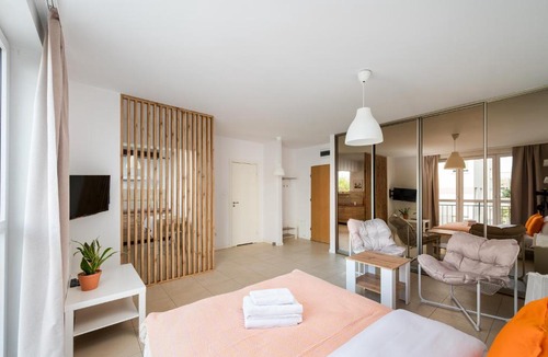 Grochow Apartment | Liwiecka Bright Studio by BookingHost