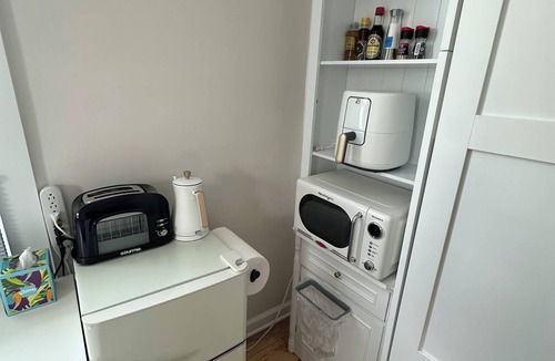Exeter Apartment | Liz Room in downtown Exeter next to PEA