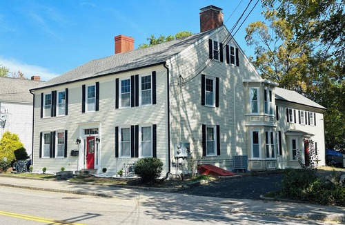 Exeter Apartment | Liz Room in downtown Exeter next to PEA