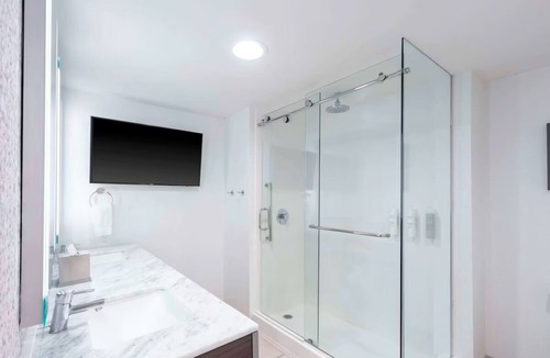 Freeport Hotel | LL Bean King Room with Pool & Gym