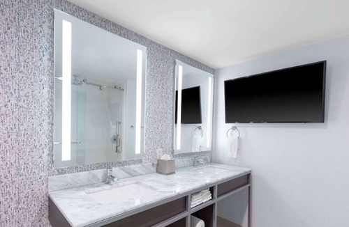 Freeport Hotel | LL Bean King Room with Pool & Gym