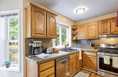 Estacada House | Llama's Creative Home!~Large HotTub~4BR~Dogs ok~Private Garden~Fully Stocked!
