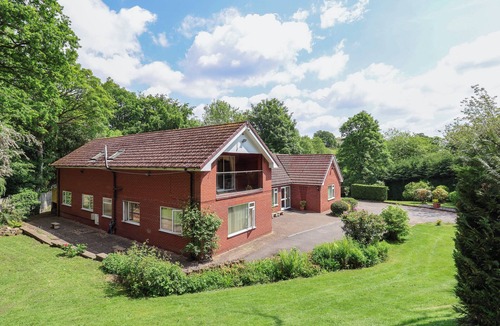 Ruabon Cottage | LLYS OFFA, pet friendly, luxury holiday cottage, with pool in Ruabon