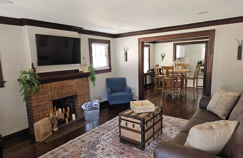 Rosedale House | LnL KC Retreat -Sleeps 5- Parking-Wifi