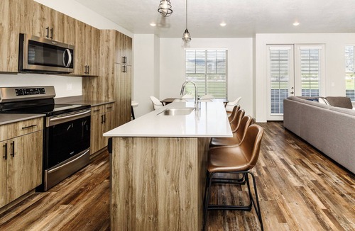 North Logan House | Loaded Logan Loft near USU & EVERYTHING Else - Sleeps 8 in beds