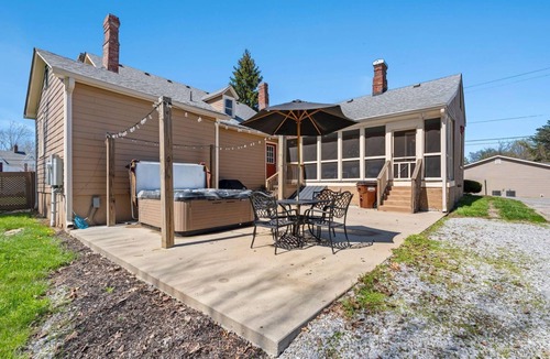 Springfield House | Locally Owned Historic Pope House: BRBNTrail FunZone! 3900sqft! Hottub! Fishing!