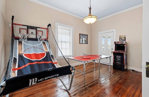 Springfield House | Locally Owned Historic Pope House: BRBNTrail FunZone! 3900sqft! Hottub! Fishing!