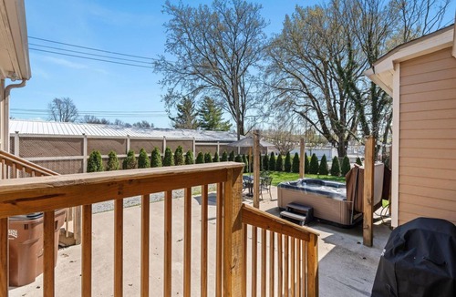 Springfield House | Locally Owned Historic Pope House: BRBNTrail FunZone! 3900sqft! Hottub! Fishing!