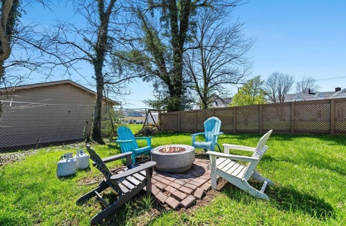 Springfield House | Locally Owned Historic Pope House: BRBNTrail FunZone! 3900sqft! Hottub! Fishing!