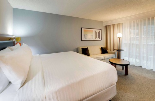 Oyster Point Hotel | Located Close to Jack Drago Park, Pet-friendly, with Onsite Parking