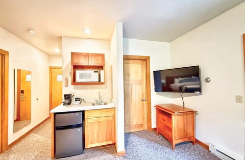 Lutsen Condo | Located directly on Lake Superior, this Guestroom is ideal for couples.
