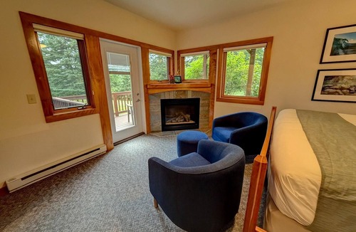Lutsen Condo | Located directly on Lake Superior, this Guestroom is ideal for couples.