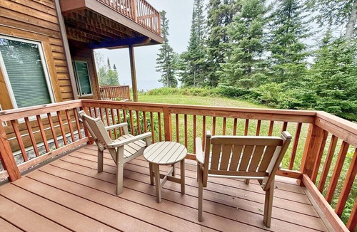 Lutsen Condo | Located directly on Lake Superior, this Guestroom is ideal for couples.