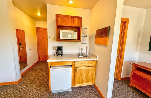 Lutsen Condo | Located directly on Lake Superior, this Guestroom is ideal for couples.