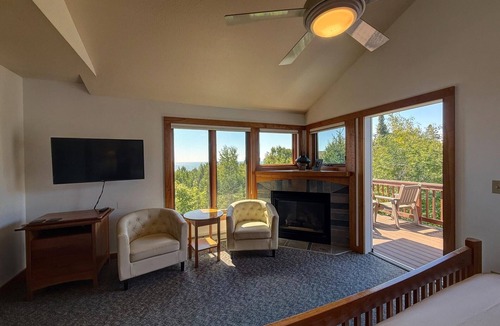 Lutsen Condo | Located directly on Lake Superior, this Guestroom is ideal for couples.