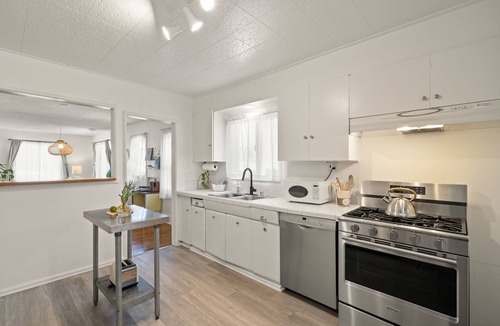 Belmont Heights House | Located in Historic Belmont Heights District - Close to CSULB, Convention Center + Beach 5 minute Drive to 2028 Olympics - Rowing, Volleyball, water Polo and Artistic Swimming 25 minutes to Disneyland 2 minute drive to Colorado Lagoon Sw