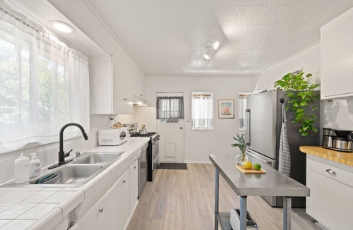 Belmont Heights House | Located in Historic Belmont Heights District - Close to CSULB, Convention Center + Beach 5 minute Drive to 2028 Olympics - Rowing, Volleyball, water Polo and Artistic Swimming 25 minutes to Disneyland 2 minute drive to Colorado Lagoon Sw