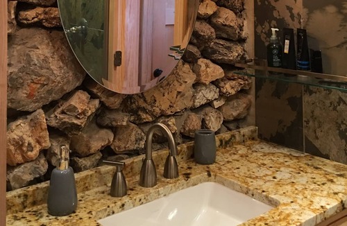 Mountain Home Cabin | Located in Mountain Home, this cabin is in the city center and in the mountains.
