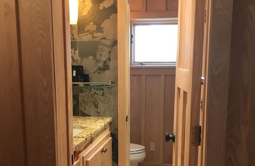 Mountain Home Cabin | Located in Mountain Home, this cabin is in the city center and in the mountains.