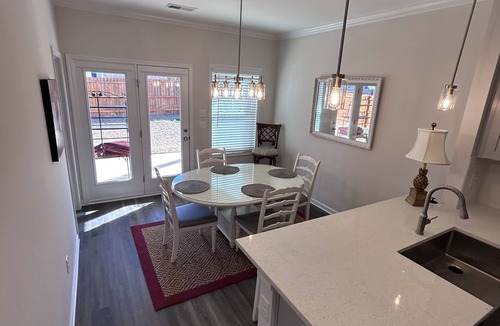 Oak Grove House | Located in safe community close to most attractions.