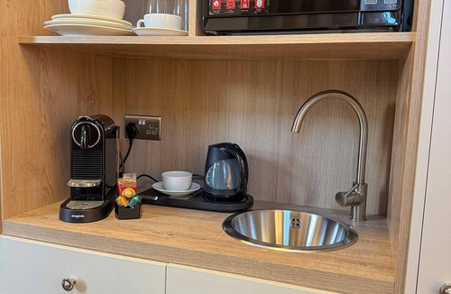Padfield Apartment | Located in the heart of Glossop in the High Peak, Westwood Boutique Aparthotel combines comfort with convenience. Set against the breathtaking backdrop of the Peak District.