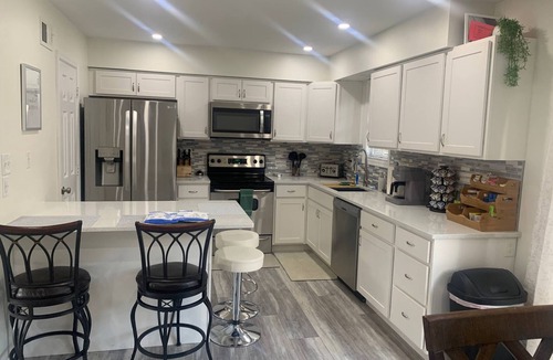 Elizabethtown House | Located right at the center of Elizabethtown , Lancaster, York and Hershey park.