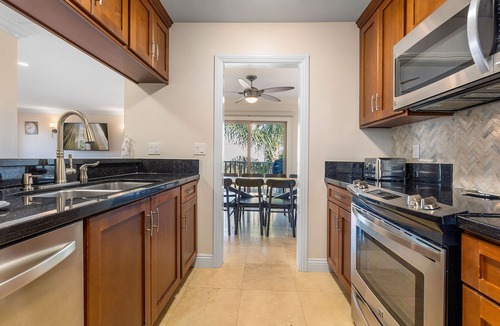 Balboa Peninsula Condo | Located right on the Balboa Peninsula, few steps from the beach and the harbor.