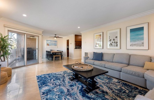 Balboa Peninsula Condo | Located right on the Balboa Peninsula, few steps from the beach and the harbor.