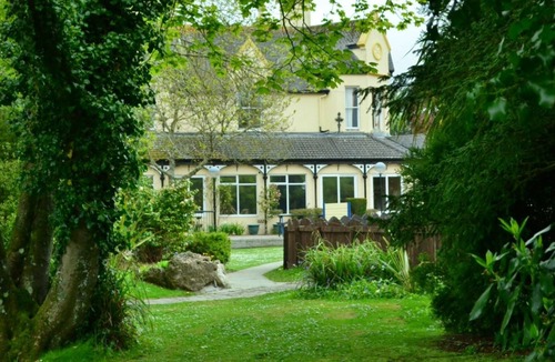 Saint Erth Praze Apartment | Located within the leafy grounds of Tolroy Manor, one mile south of Hayle.