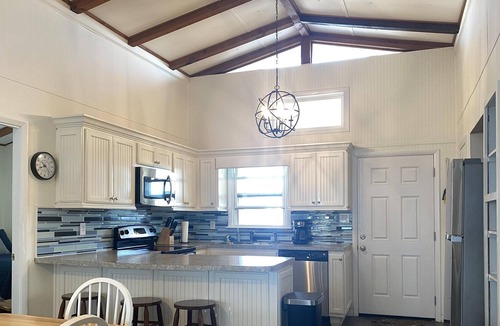 Ocean Isle Beach Cottage | LOCATION! Adorable 4 bedroom Cottage, 2nd row, 151 feet away from beach access
