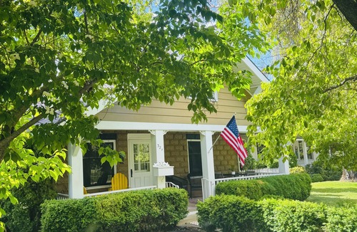 Fort Grounds House | Location! Couples Getaway, Gals with Pals, Fine Linens, Beach, Bikes, Paddle B