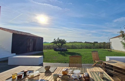 Noirmoutier-en-l'Ile Villa | Location de Vacances D'une Belle Maison Très Confortable Terrasse + Jardin