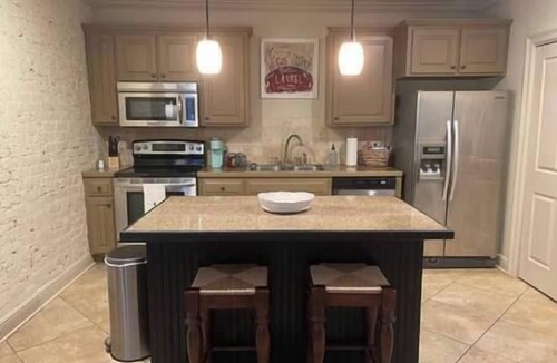 Laurel Apartment | Location is EVERYTHING❤️ Heart of Downtown, 2 BR